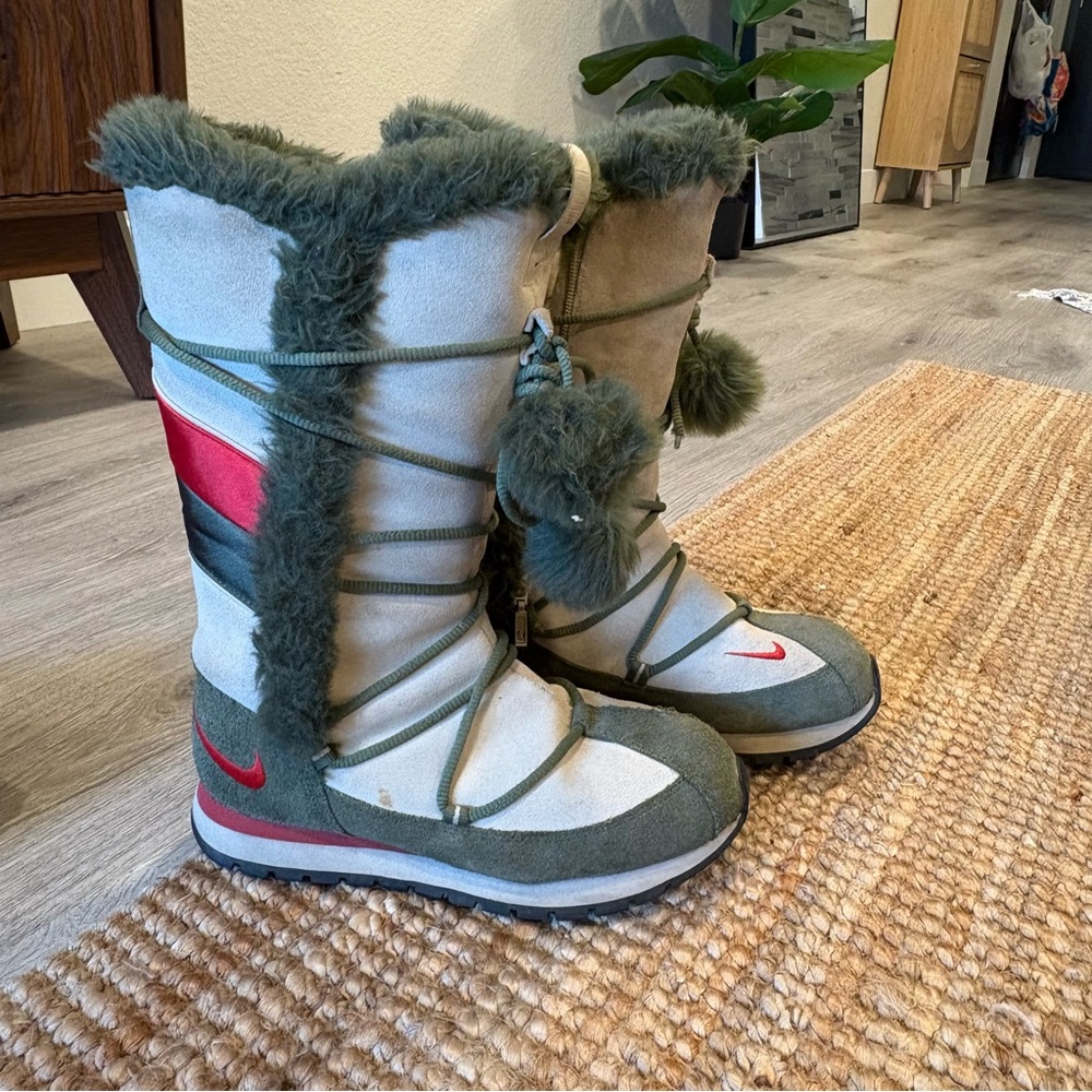 Nike Vintage Women's Green and Cream
Winter Boots